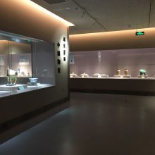 专业展览展柜定制与安装 连接艺术与观众的无形桥梁